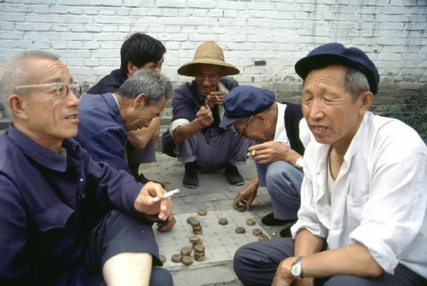 Cina 1990. Partita a scacchi su un marciapiede di Datong. Fotografia di Bruno Botta. 
